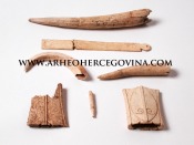 Koštani predmeti pronađeni tijekom arheoloških istraživanja na lokalitetu Gračine, sada u Arheološkoj zbirci, Franjevačkog muzeja na Humcu.